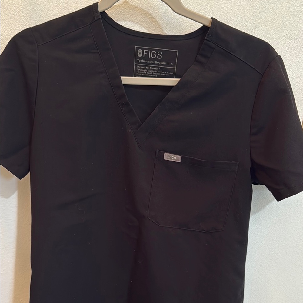FIGS women’s black scrub shirt